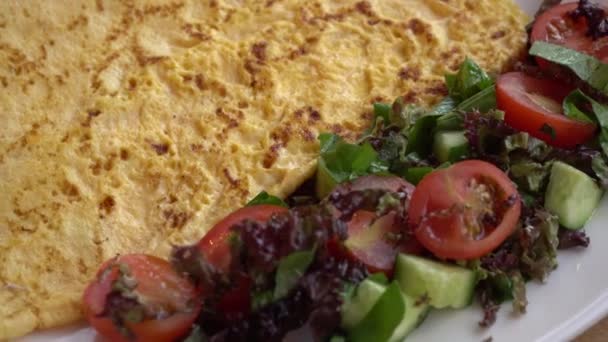 Омлет с сыром и овощами, вращающийся — стоковое видео