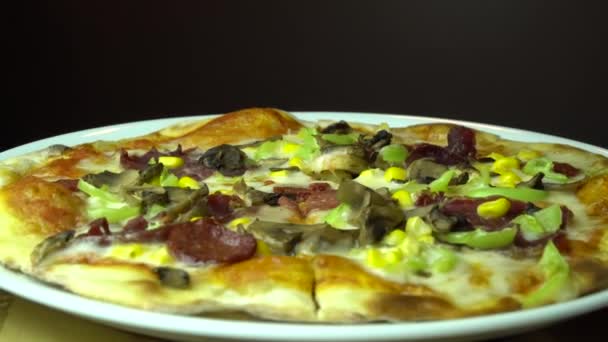 Pizza casera con pastrami turco, sucuk, pepperoni, carne de res y verduras, tiro giratorio . — Vídeos de Stock
