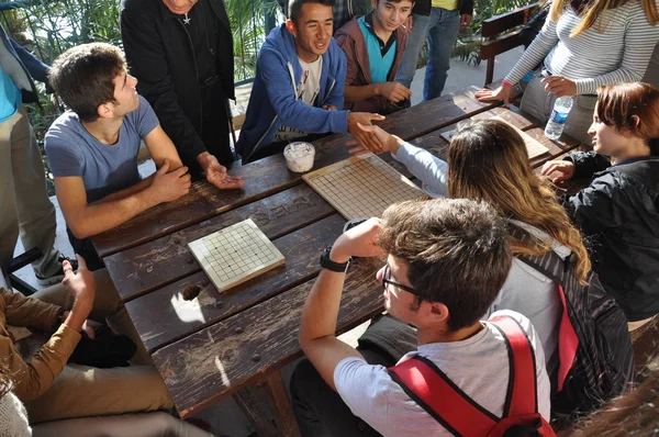 Antalya - Kaş, Antalya. Ekim 2016: Çince oyun Atölyesi olan öğrenciler, açık hava etkinliği git.
