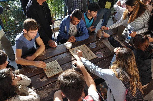 Antalya - Kas, TURQUÍA. OCTUBRE 2016: chino ir juego taller con los estudiantes, actividad al aire libre . — Foto de Stock