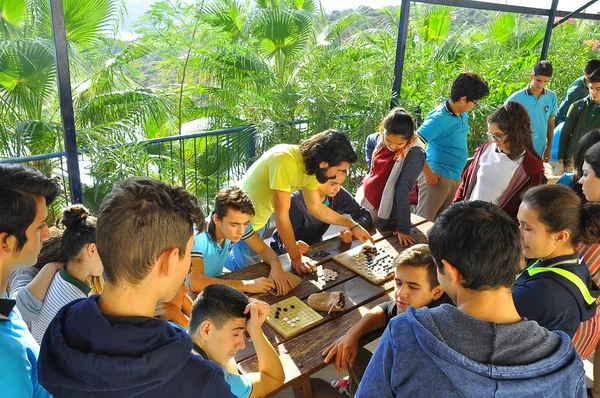 Antalya - Kaş, Antalya. Ekim 2016: Çince oyun Atölyesi olan öğrenciler, açık hava etkinliği git.