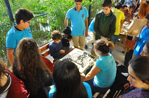 Antalya - Kaş, Antalya. Ekim 2016: Çince oyun Atölyesi olan öğrenciler, açık hava etkinliği git.