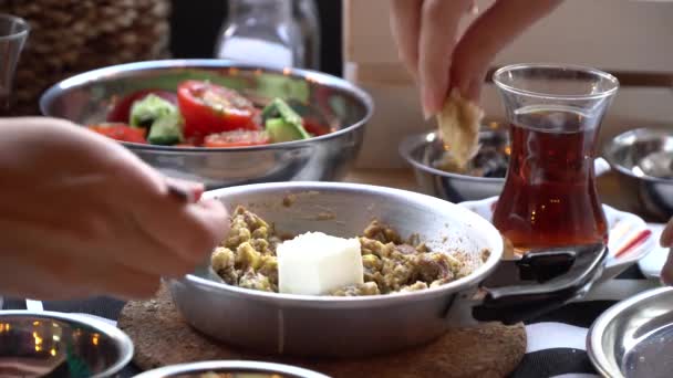 煎蛋卷，用 mashrooms 两个年轻漂亮的女人在土耳其伊斯坦布尔的一家餐馆在早晨吃早饭 — 图库视频影像