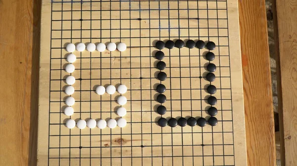 Çin gitmek veya Xiang tahta oyunu. Ttitle siyah ve beyaz taşlarla gidin. Üstten Görünüm.