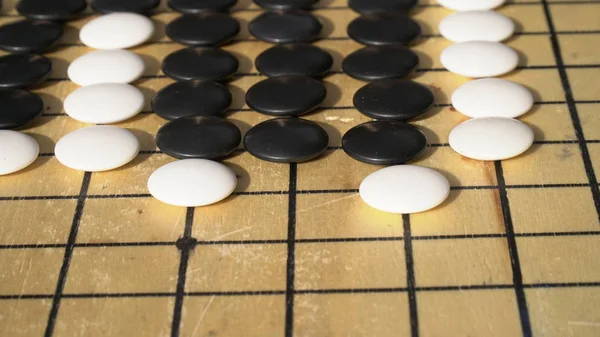 Chinese Go o Weiqi gioco da tavolo. Posizione Atari con gruppo. Attività esterne — Foto Stock