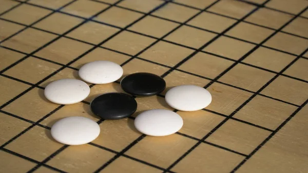 Chinesisches Go oder weiqi Brettspiel. atari Position mit Gruppe. Aktivitäten von außen — Stockfoto