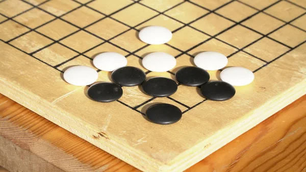 Chinesisches Go oder weiqi Brettspiel. Ich wohne mit zwei Augen in der Ecke. Aktivitäten von außen. — Stockfoto