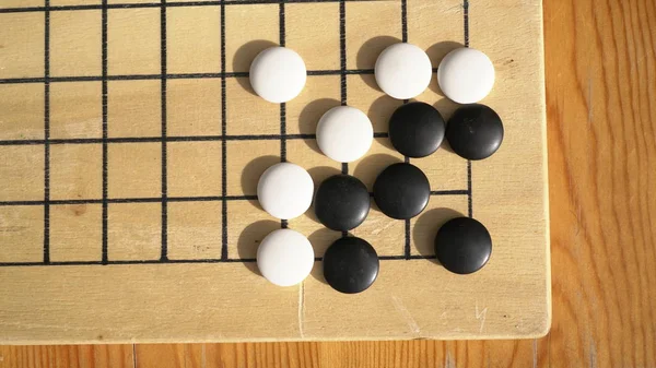 Chinese Go o Weiqi gioco da tavolo. Vivere in posizione d'angolo con due occhi. Attività esterne . — Foto Stock