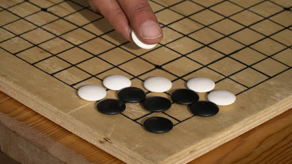 Chinese Go o Weiqi gioco da tavolo. Vivere in posizione d'angolo con due occhi. Attività esterne . — Foto Stock