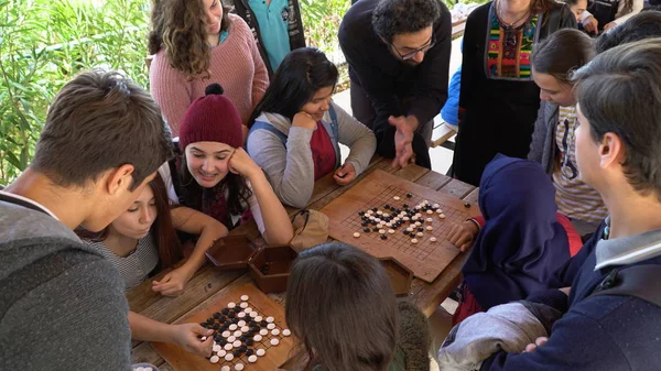 Antalya - Kas, TURQUÍA. DICIEMBRE 2016: chino ir, weiqi juego taller con los estudiantes, actividad al aire libre . — Foto de Stock