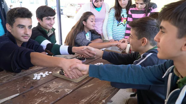 Antalya - Kaş, Antalya. Aralık 2016: Çin Xiang Oyun Atölyesi öğrencileri, açık hava etkinliği ile bakalım. Oyundan sonra el sallamak.