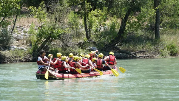 Koprulu Canyon - Antalya, Törökország - július 2016: Víz rafting a zuhatag, a folyó Koprucay, a Koprulu Canyon, Törökország. Koprucay folyója legnépszerűbb szarufák Törökországban — Stock Fotó