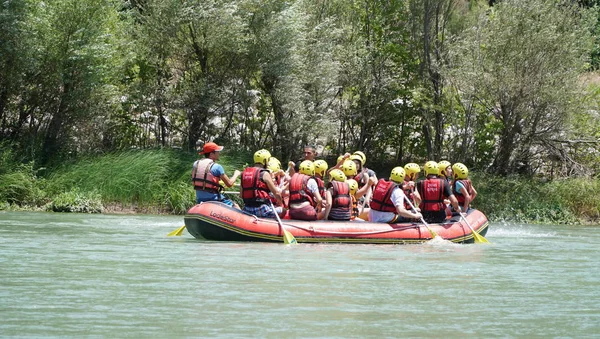 Koprulu Kanion - Antalya, Turcja - lipiec 2016: Woda rafting na kaskady rzeki Koprucay o Koprulu Canyon, Turcja. Rzeka Koprucay jest najbardziej popularne krokwi w Turcji — Zdjęcie stockowe