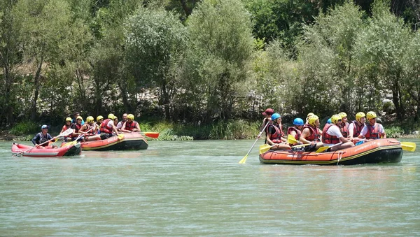 Koprulu Kanion - Antalya, Turcja - lipiec 2016: Woda rafting na kaskady rzeki Koprucay o Koprulu Canyon, Turcja. Rzeka Koprucay jest najbardziej popularne krokwi w Turcji — Zdjęcie stockowe