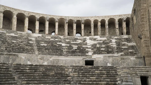 Detailoverzicht van historische oude amfitheater van de oude stad van Aspendos stappen in Antalya-Turkije — Stockfoto