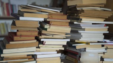 Bir okulda ahşap dağınık Kütüphanesi'nde kitap.