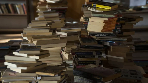 Βιβλία στο ξύλινο ακατάστατο βιβλιοθήκη σε ένα σχολείο. — Φωτογραφία Αρχείου