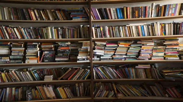 Libros en una biblioteca desordenada de madera en una escuela . Fotos de stock libres de derechos
