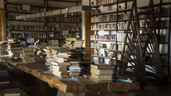 Fából készült rendetlen könyvtár, iskolai könyvek. Stock Kép