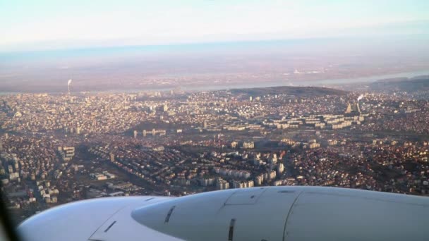 Belgrado uitzicht op de stad vanuit vliegtuig venster. Servische hoofdstad. — Stockvideo