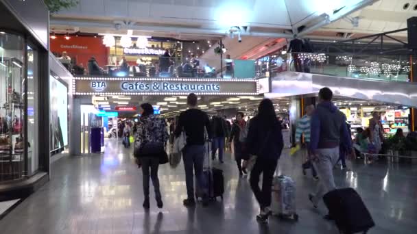 ISTANBUL TURQUÍA - 13 DE DICIEMBRE - 2016: Pasajeros y viajeros del mundo en el aeropuerto de Estambul Ataturk. Aeropuerto de Ataturk es el aeropuerto más grande de Turquía . — Vídeos de Stock