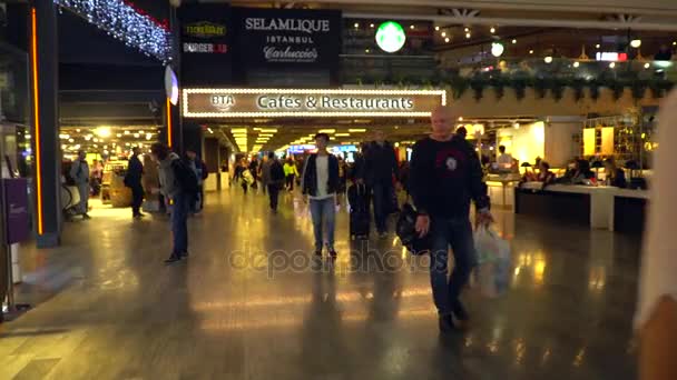 Istanboel - 13 December - 2016: Passagiers en wereld reizigers in Istanbul Ataturk Airport. Ataturk Airport is de grootste luchthaven in Turkije. — Stockvideo