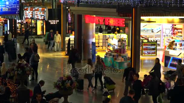 Turecko Istanbul - 13. prosince - 2016: Cestující a světoběžníky v Istanbul Atatürkovo letiště. Atatürkovo letiště je největším letištěm v Turecku. — Stock video