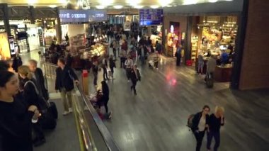 Istanbul Türkiye - Aralık 13-2016: Yolcu ve dünya seyahat Istanbul Atatürk Havaalanı'nda. Atatürk Havalimanı Türkiye'deki en büyük havaalanıdır.