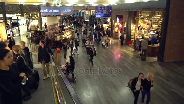 ISTANBUL TURQUÍA - 13 DE DICIEMBRE - 2016: Pasajeros y viajeros del mundo en el aeropuerto de Estambul Ataturk. Aeropuerto de Ataturk es el aeropuerto más grande de Turquía . — Vídeos de Stock