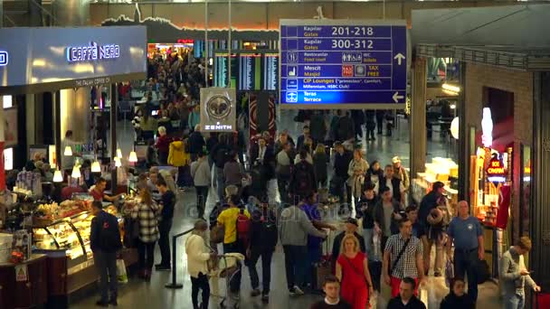 ISTANBUL TURQUÍA - 13 DE DICIEMBRE - 2016: Pasajeros y viajeros del mundo en el aeropuerto de Estambul Ataturk. Aeropuerto de Ataturk es el aeropuerto más grande de Turquía . — Vídeos de Stock