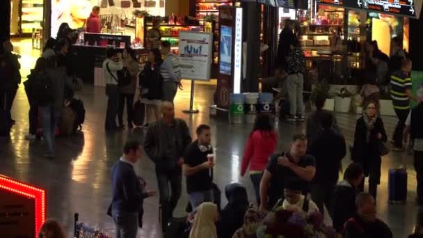 ISTANBUL TURKEY - 13 de dezembro - 2016: Passageiros e viajantes do mundo no Aeroporto Ataturk de Istambul. Ataturk Aeroporto é o maior aeroporto da Turquia . — Vídeo de Stock