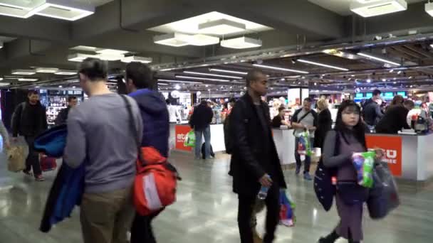 ISTANBUL TURQUÍA - 13 DE DICIEMBRE - 2016: Pasajeros y viajeros del mundo en el aeropuerto de Estambul Ataturk. Aeropuerto de Ataturk es el aeropuerto más grande de Turquía . — Vídeos de Stock