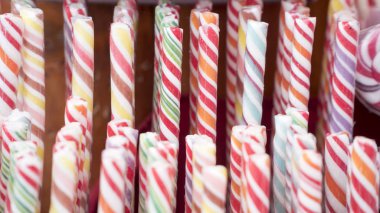 Renkli el yapımı girdap lolipop semt pazarı üzerinde kapat