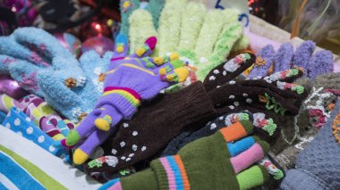 El yapımı renkli örme çorap, eldiven, eldiven ve şapka içinde belgili tanımlık çarşı grubu.