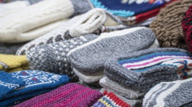 El yapımı renkli örme çorap, eldiven, eldiven ve şapka içinde belgili tanımlık çarşı grubu.