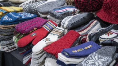 El yapımı renkli örme çorap, eldiven, eldiven ve şapka içinde belgili tanımlık çarşı grubu.