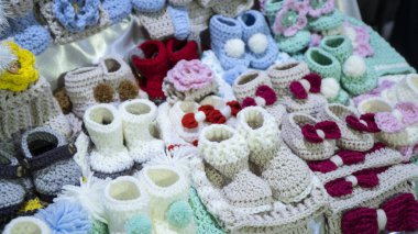 El yapımı renkli Örgü Bebek Ayakkabı içinde belgili tanımlık çarşı grubu.
