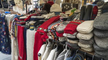 El yapımı renkli örme çorap, eldiven, eldiven ve şapka içinde belgili tanımlık çarşı grubu.