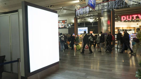 Istanbul Türkiye - Aralık 13 - 2016:Passengers ve dünya seyahat etmek Istanbul Atatürk Havaalanı'nda. Atatürk Havalimanı Türkiye'deki en büyük havaalanıdır. Alay kadar dikey sokak poster Pano havaalanında, boş.