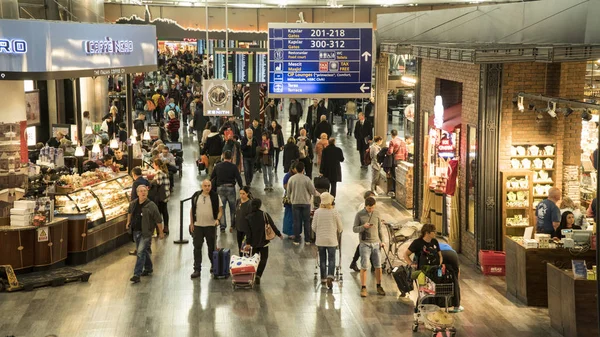 Istanbul Türkiye - Aralık 13-2016: Yolcu ve dünya seyahat Istanbul Atatürk Havaalanı'nda. Atatürk Havalimanı Türkiye'deki en büyük havaalanıdır.