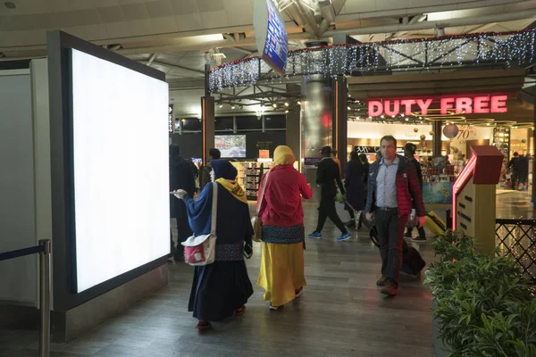 Istanbul Turkije - 13 December - 2016:Passengers en wereld reizigers in Istanbul Ataturk Airport. Ataturk Airport is de grootste luchthaven in Turkije. Lege mock up van verticale straat poster reclamebord in luchthaven. Stockfoto