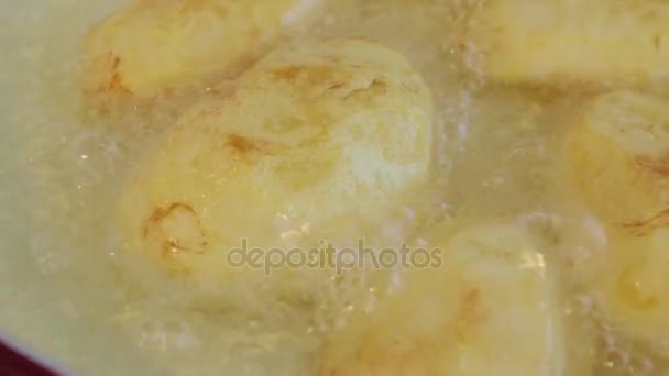 Grote aardappel chips bakken in de keramische pan gesneden. Kokende olie. Close-up. Pan schot. — Stockvideo