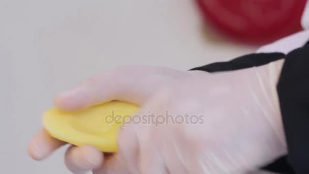 Pomme de terre pelée être tranchée en tranches courbes pour remplir avec de la viande ou des légumes et faire frire dans l'huile pour les pommes de terre farcies. Chef coupe la pomme de terre avec des gants blancs .
