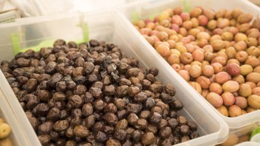 Stand ın Bazaarı üzerinde Türk yeşil ve Siyah Zeytin.