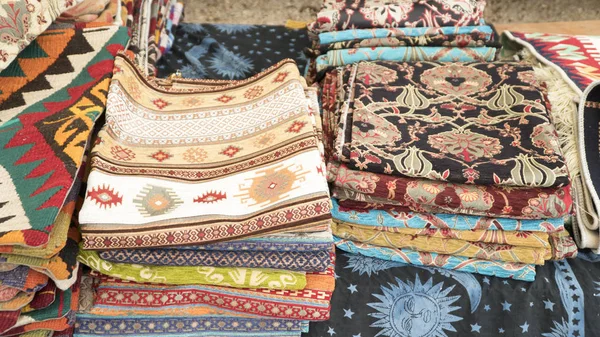 Montón de hermosas alfombras hechas a mano en el mercado abierto bazar. Diseño tradicional turco . Imágenes de stock libres de derechos