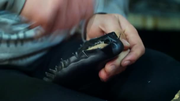 Zapatero haciendo zapatos. Trabajar con clavos en el taller de zapatero. Vista de cerca . — Vídeos de Stock