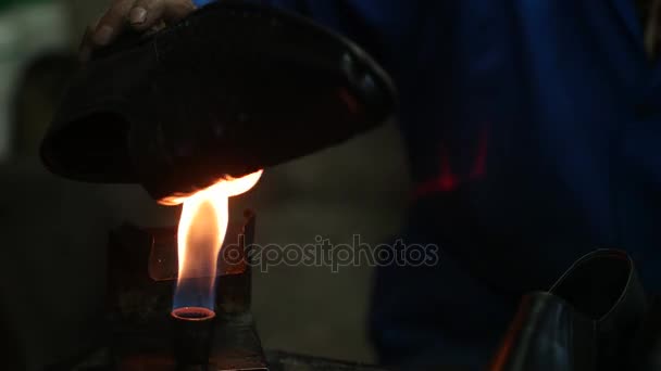 Zapatero haciendo zapatos. Trabajando con fuego en el taller de zapateros. Vista de cerca . — Vídeo de stock