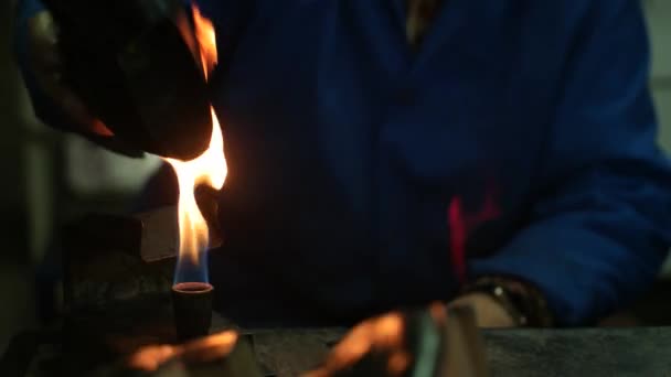 Zapatero haciendo zapatos. Trabajando con fuego en el taller de zapateros. Vista de cerca . — Vídeos de Stock