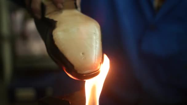 Schuhmacher, der Schuhe macht. Arbeit mit Feuer in der Schusterwerkstatt. Nahsicht. — Stockvideo
