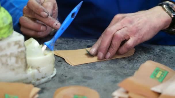 Un calzolaio che fa scarpe. Lavorare con adesivo presso officina calzolaio. Vista da vicino . — Video Stock